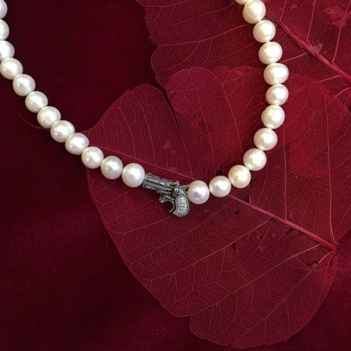 Derringer clasp pearl necklace