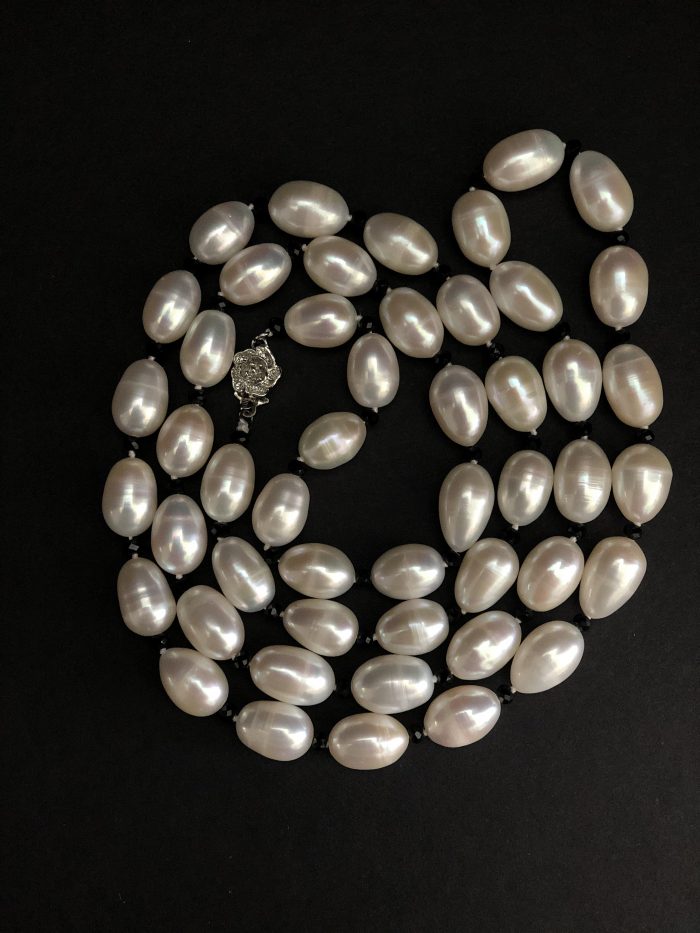 Classy white pearls, by Cashmere and Pearls