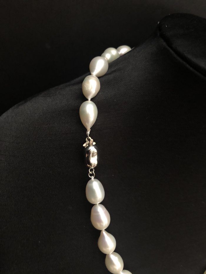 Drop-shaped pearl necklace, by Cashmere and Pearls