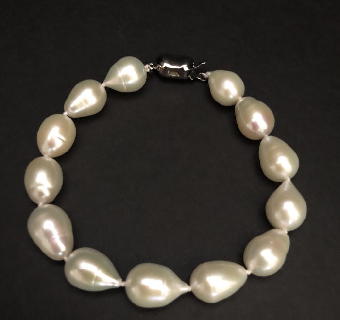 Drop-shaped pearl bracelet #cashmereandpearls