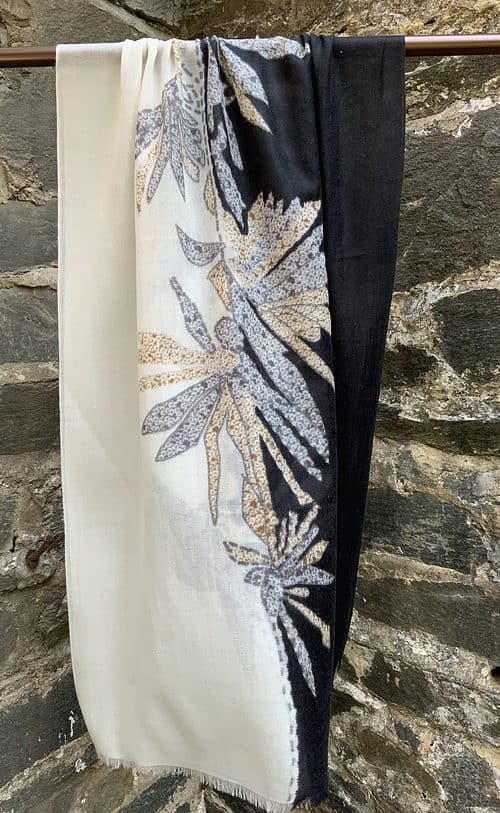 Pure cashmere scarf with lion fish motif