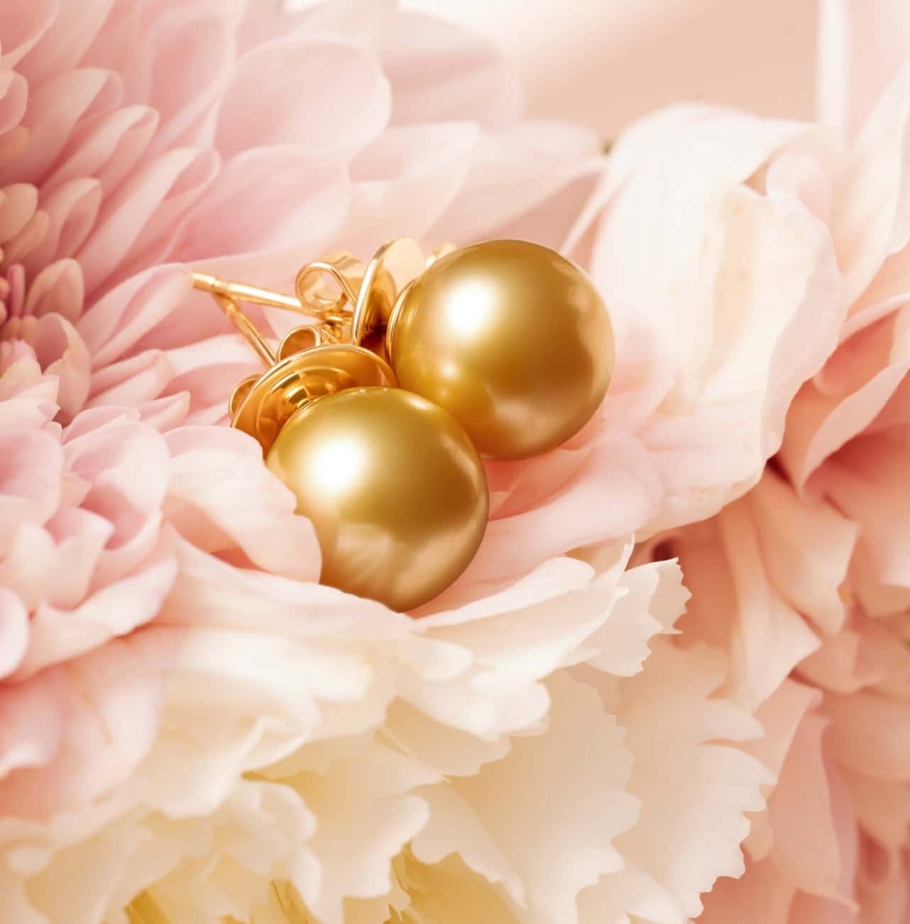 Sustainable Golden Pearl Earrings